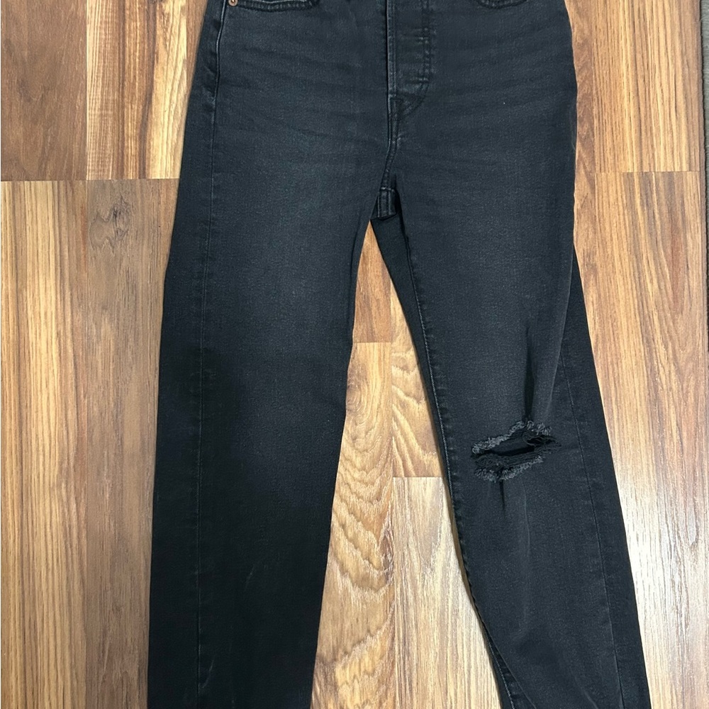 Black Levi’s Wedgie Straight Fit Women’s- size 25.